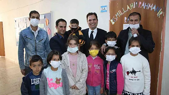 Engelli öğrencisini her teneffüs kucağında gezdiriyor