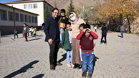 Engelli öğrencisini her teneffüs kucağında gezdiriyor