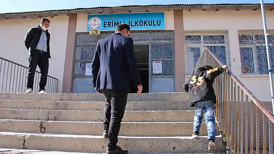 Engelli öğrencisini her teneffüs kucağında gezdiriyor
