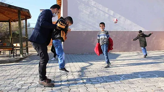 Engelli öğrencisini her teneffüs kucağında gezdiriyor