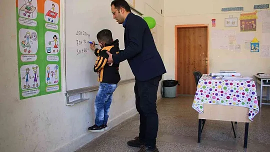 Engelli öğrencisini her teneffüs kucağında gezdiriyor