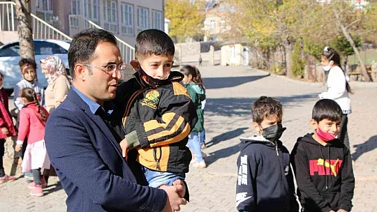 Engelli öğrencisini her teneffüs kucağında gezdiriyor