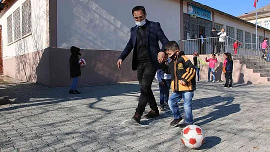 Engelli öğrencisini her teneffüs kucağında gezdiriyor