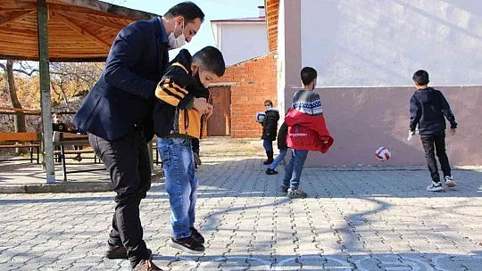 Engelli öğrencisini her teneffüs kucağında gezdiriyor