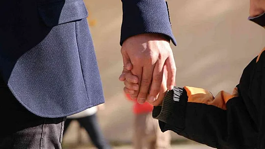 Engelli öğrencisini her teneffüs kucağında gezdiriyor