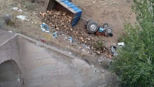 Sürücü son anda traktörden atlayarak kurtuldu