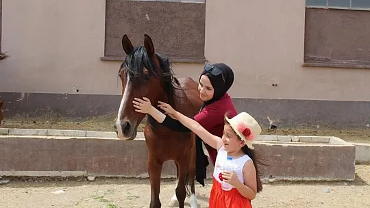 Minik öğrenciler TAHAM'da keyifli dakikalar geçirdi