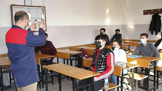 Savaş öğretmen azmi ile öğrencilerin geleceklerine ışık oluyor