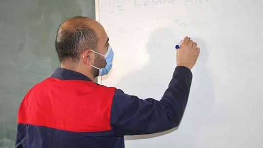 Savaş öğretmen azmi ile öğrencilerin geleceklerine ışık oluyor