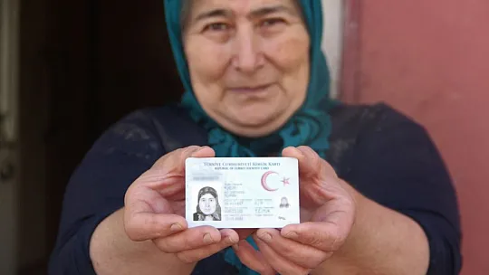 Ölmediklerini ispat eden anne ve oğlu, yeni kimliklerine kavuştu