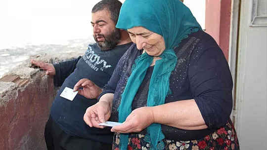 Ölmediklerini ispat eden anne ve oğlu, yeni kimliklerine kavuştu