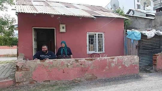 Ölmediklerini ispat eden anne ve oğlu, yeni kimliklerine kavuştu