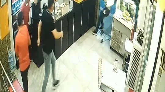 Önce ustayı bıçakladı, ardından dükkanı dağıttı