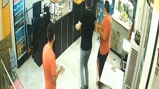 Önce ustayı bıçakladı, ardından dükkanı dağıttı