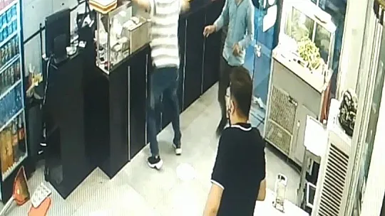 Önce ustayı bıçakladı, ardından dükkanı dağıttı