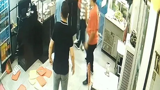 Önce ustayı bıçakladı, ardından dükkanı dağıttı