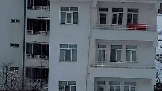Önlem almadan çatıdaki karları temizledi, o anlar yürekleri ağza getirdi