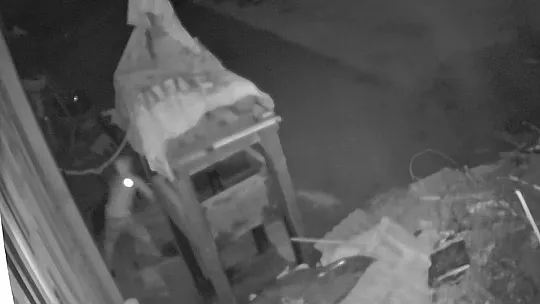 Örümcek adam gibi tırmanan hırsızlar 40 bin liralık bakır kablo çaldı