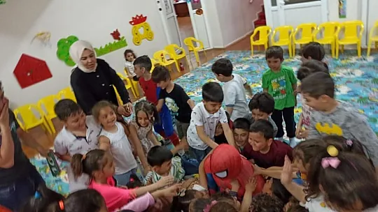 Minik öğrencilere örümcek adam sürprizi