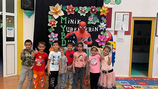 Minik öğrencilere örümcek adam sürprizi