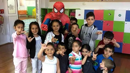 Minik öğrencilere örümcek adam sürprizi