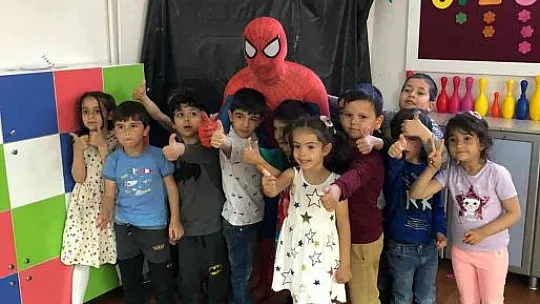 Minik öğrencilere örümcek adam sürprizi