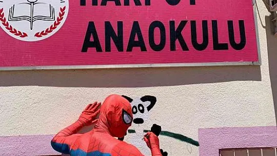 Minik öğrencilere örümcek adam sürprizi