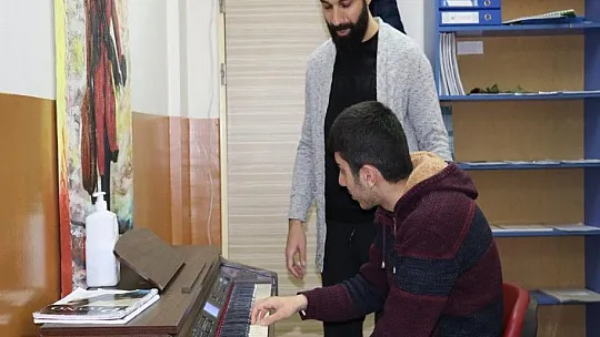 Otizmli Muhammed, yeteneğiyle herkesi şaşırtıyor