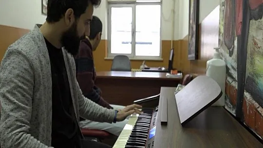 Otizmli Muhammed, yeteneğiyle herkesi şaşırtıyor