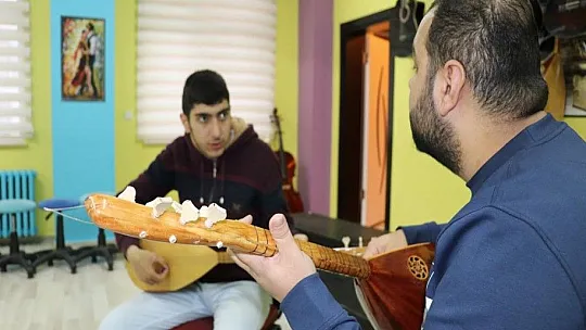 Otizmli Muhammed, yeteneğiyle herkesi şaşırtıyor