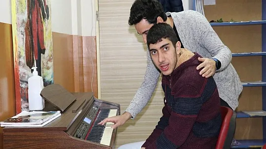 Otizmli Muhammed, yeteneğiyle herkesi şaşırtıyor