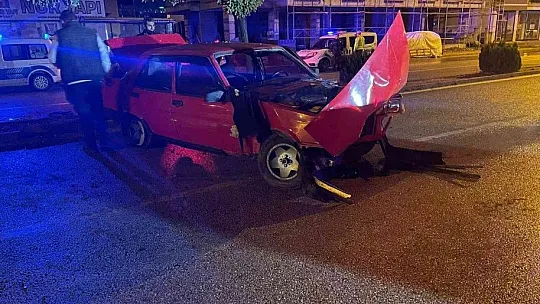 Otomobil aydınlatma direğine çarptı!