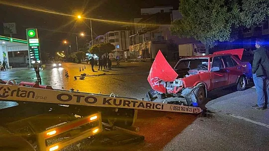 Otomobil aydınlatma direğine çarptı!