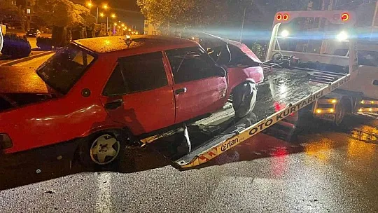 Otomobil aydınlatma direğine çarptı!