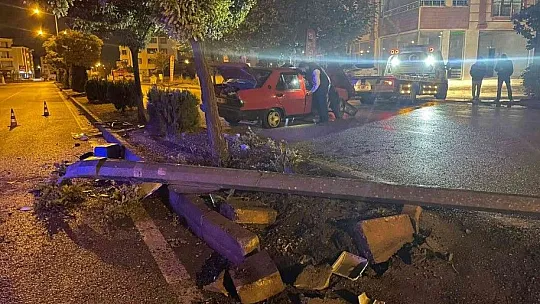 Otomobil aydınlatma direğine çarptı!