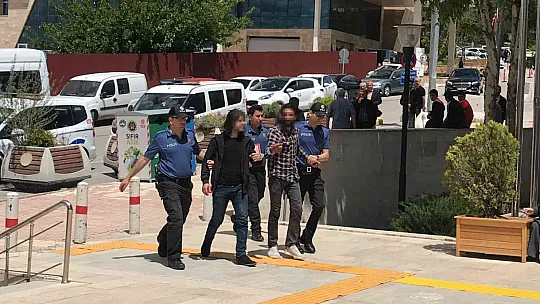 Otomobil çalan hırsızlar, kendilerini görüntüleyen gazetecileri tehdit etti