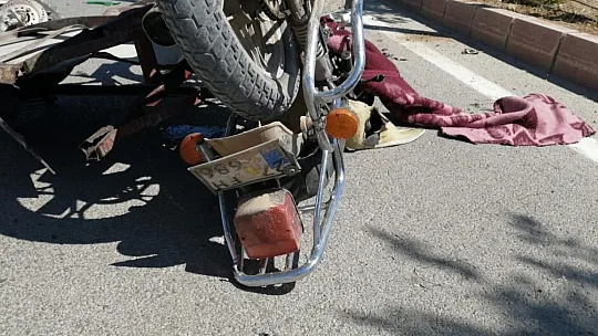 Otomobil sepetli motosikletle çarpıştı