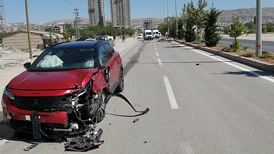 Otomobil sepetli motosikletle çarpıştı