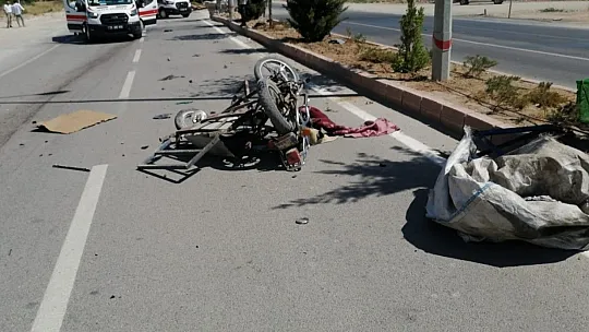 Otomobil sepetli motosikletle çarpıştı