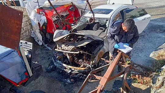 Keban'da otomobil park halindeyken alev aldı