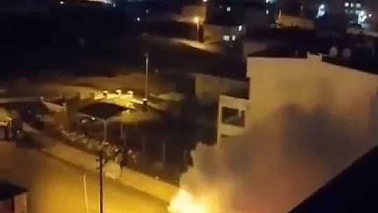 Park halindeki araç bir anda alev topuna döndü