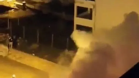 Park halindeki araç bir anda alev topuna döndü