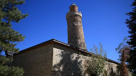 Pisa kulesinden daha eğik olan tarihi eğri minare ilk günkü ihtişamını koruyor
