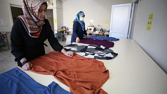Öğrenciler ürettikleri 2 milyon maskeyle salgınla mücadeleye destek verdi