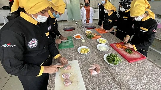 Öğrenciler ürettikleri 2 milyon maskeyle salgınla mücadeleye destek verdi