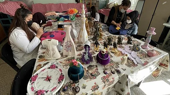 Öğrenciler ürettikleri 2 milyon maskeyle salgınla mücadeleye destek verdi