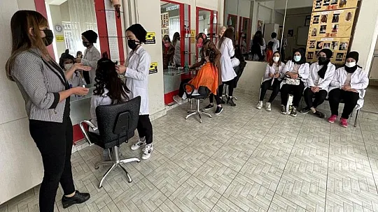 Öğrenciler ürettikleri 2 milyon maskeyle salgınla mücadeleye destek verdi