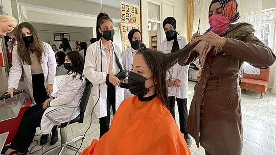 Öğrenciler ürettikleri 2 milyon maskeyle salgınla mücadeleye destek verdi