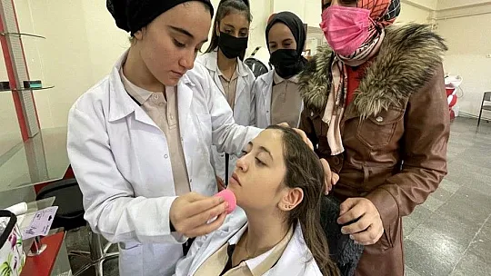 Öğrenciler ürettikleri 2 milyon maskeyle salgınla mücadeleye destek verdi