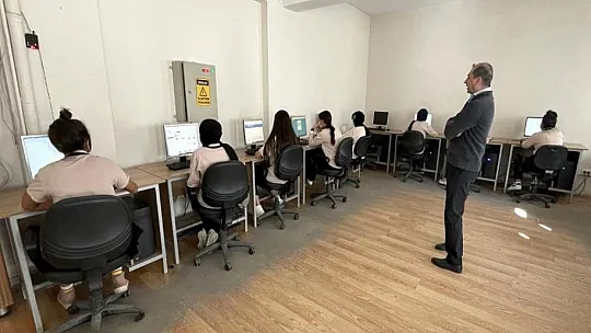 Öğrenciler ürettikleri 2 milyon maskeyle salgınla mücadeleye destek verdi